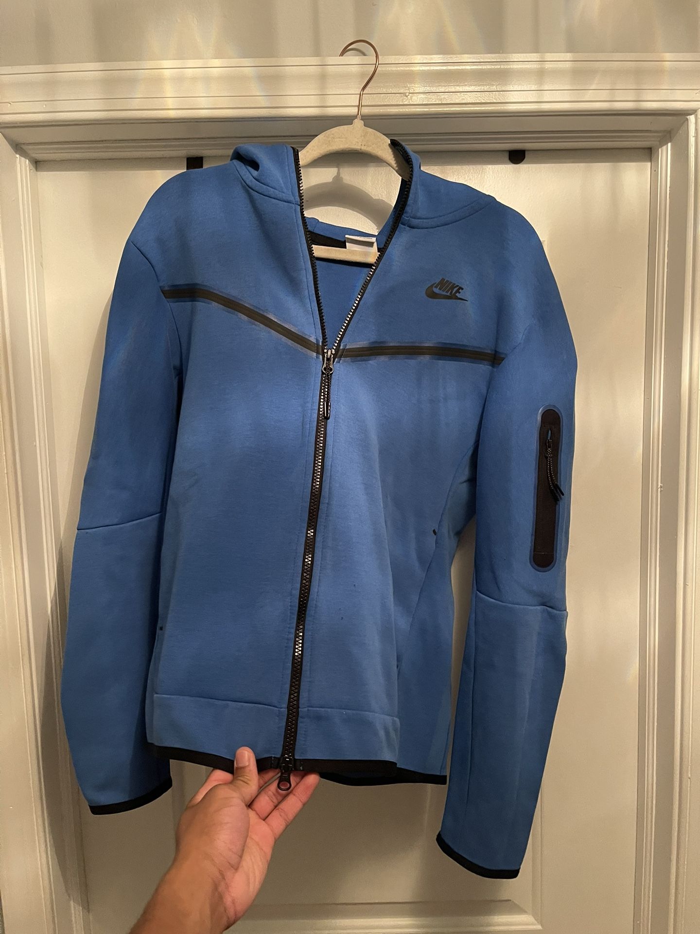 blue nike tech