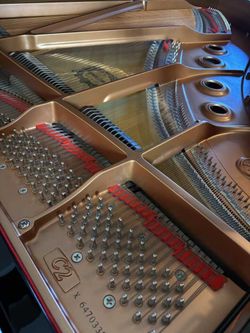 Yamaha baby grand piano very neat and in perfect condition free giveaway