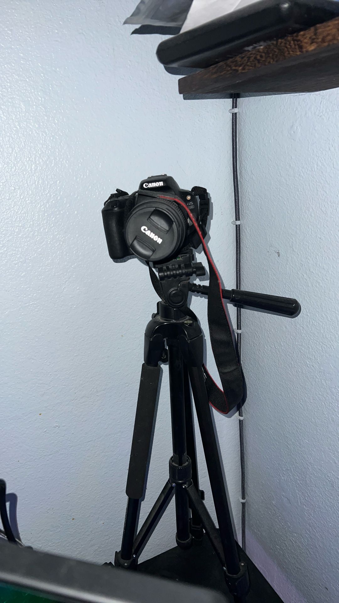Canon EOS 200D With Tripod