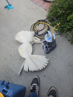 Submersible, pump 70 gallons, a minute, all cast aloy steel, solid brass base plate all metal very heavy