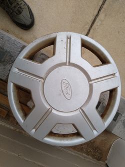Ford hubcap for a '03 Ford Windstar minivan