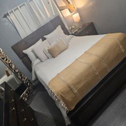 Bedroom Set /wood Queen Bedroom Set/Cash Only 