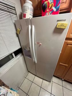 $100 Samsung fridge two door water and ice dispenser