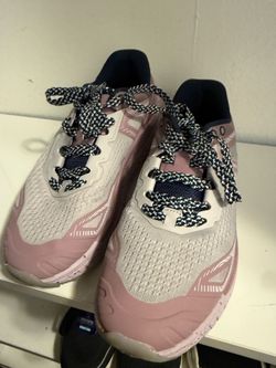 Tennis shoes size 8
