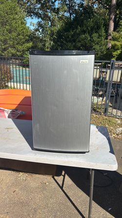 Compact refrigerator/freezer