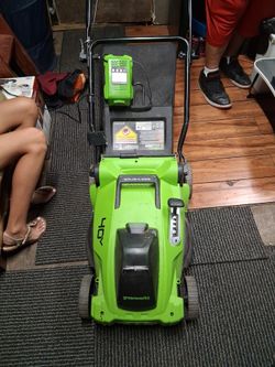 Electric lawnmower