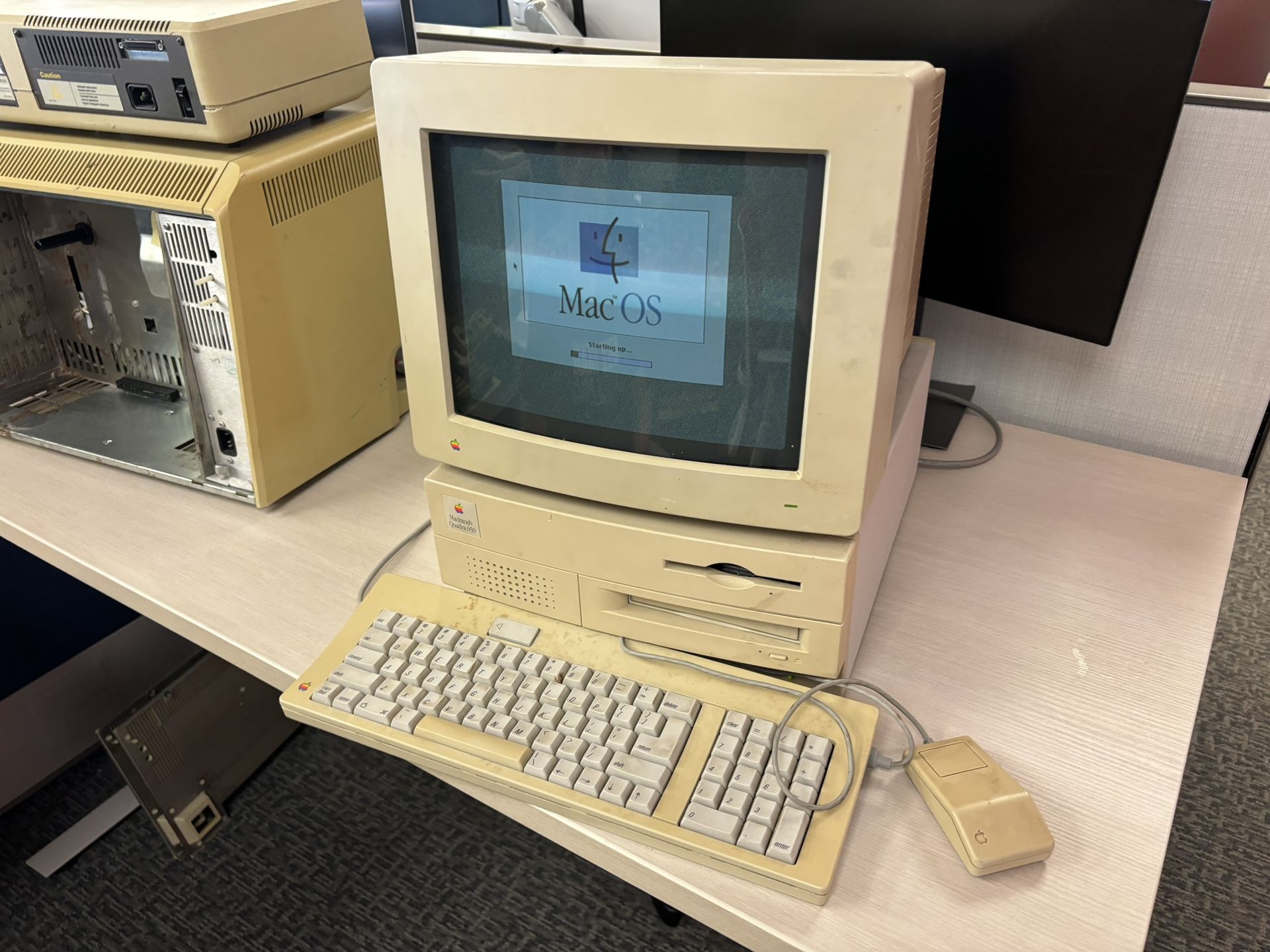 WORKING Apple Macintosh Quadra 650 WITH Keyboard, Mouse and