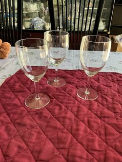 Set of 3 Clear Glass Wine Glasses