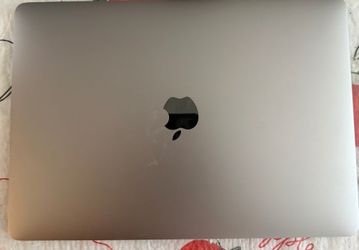 MacBook Pro ( 13 inch,2017 ) 2.3 GHZ Dual Core Intel Core I5 16 GB Ram & 256 GB SSD