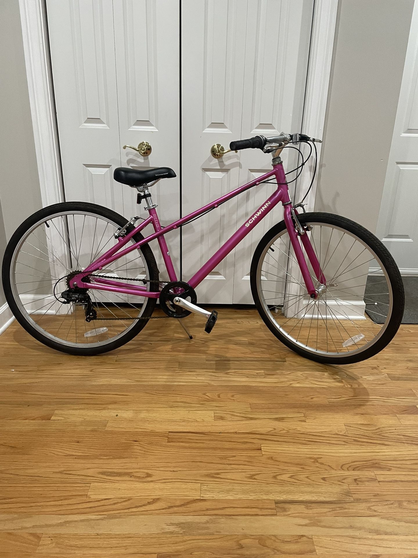 Schwinn Womens Bike 28 for Sale in Westmont IL OfferUp