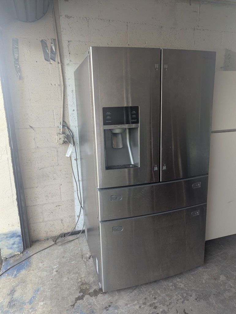 like new Samsung 4-door stainless French door ice and water fridge with warranty