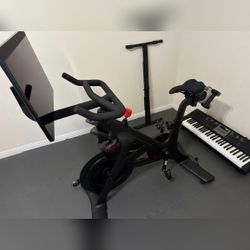 Peloton Bike+ - Excellent - 2022 - FAIR OAKS, TX