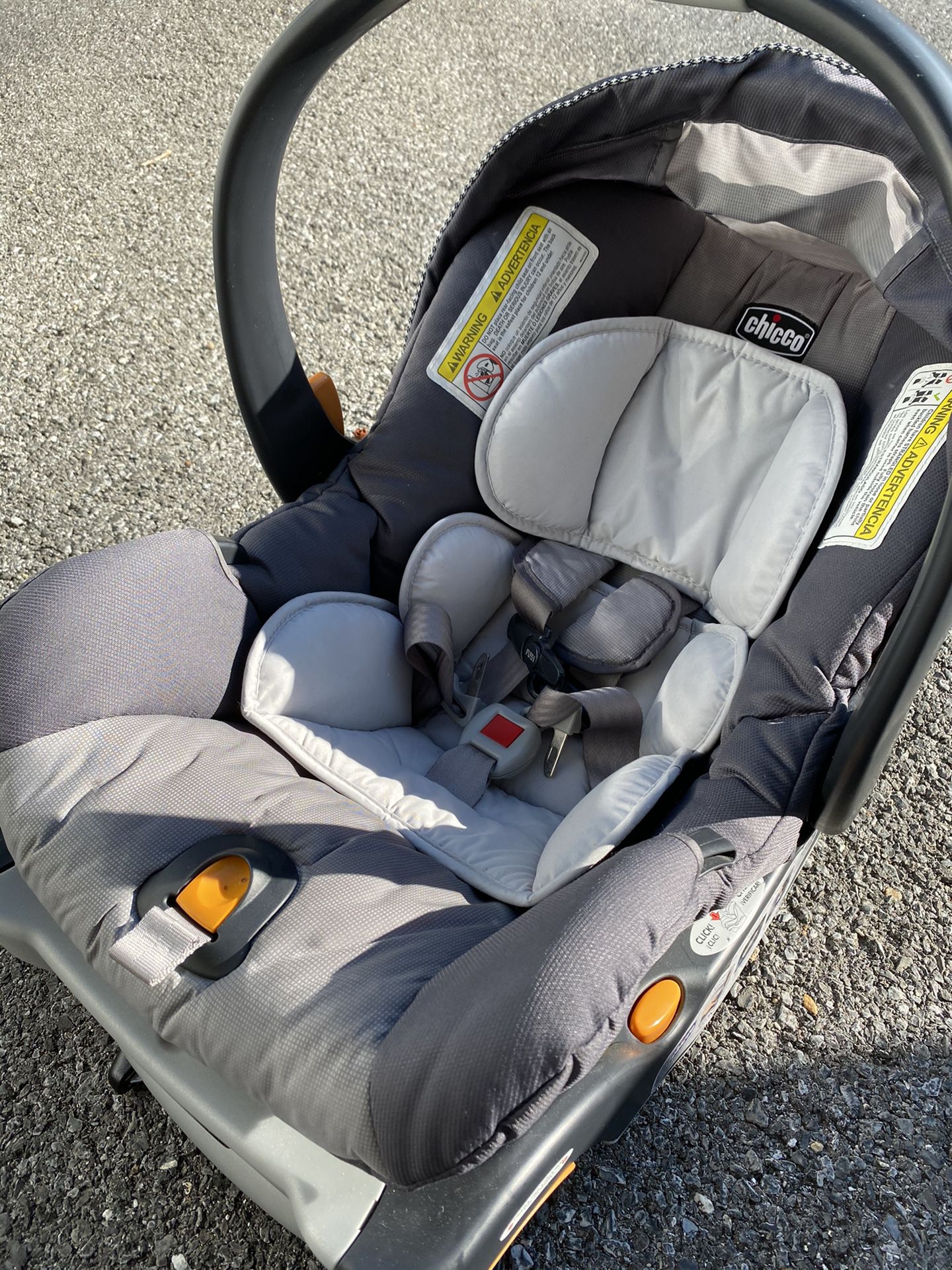 Chicco KeyFit30 infant carseat + extra base