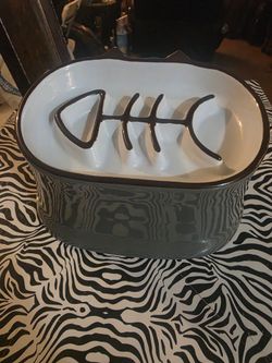 Elevated cat food slow feeder