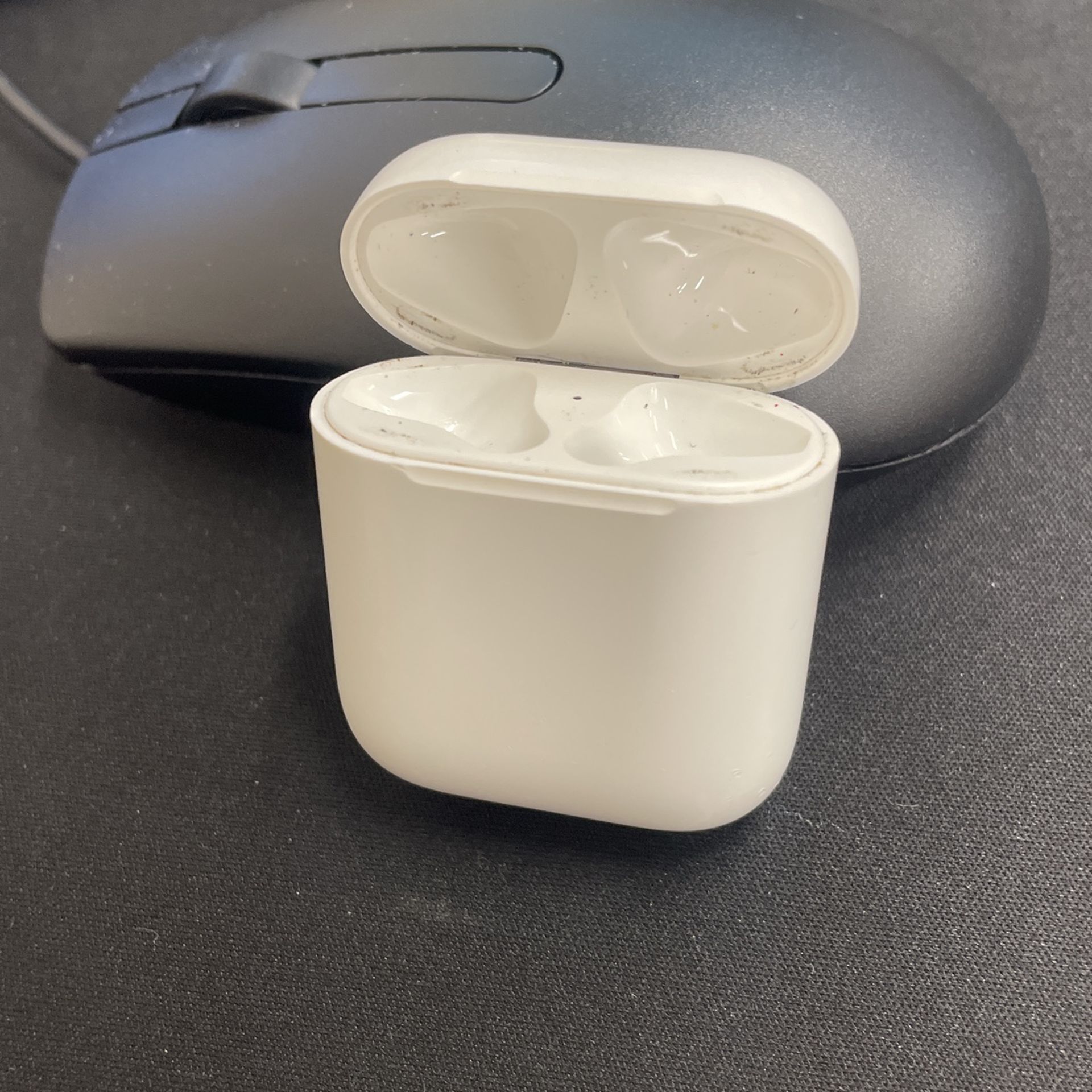 Apple AirPods Gen 2, Charging Case