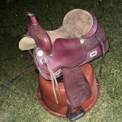 Horse saddle size 16 very nice and comfortable for trails