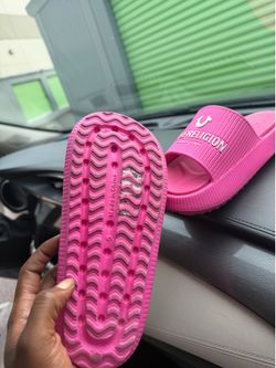 BRAND NEW True Religion Chunky Platform Slides (Hot Pink) – Size 5