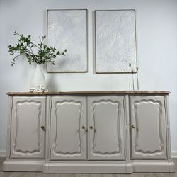 Beautiful American Drew Southbury TV console in excellent condition. European cottage / farmhouse style with distressed finish, light wood top, and pa