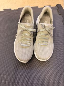 Skechers x Martha Stewart lace-up slip-ins, arch fit, featuring a neutral colorway and glittery laces 8.5w - like new