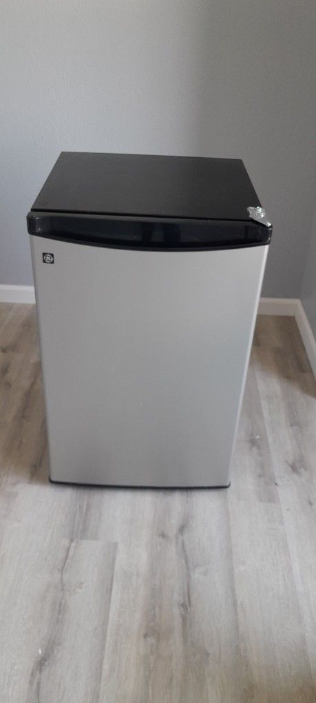 4.3 cubic foot Mini Refrigerator in perfect condition with only 1 month of use 