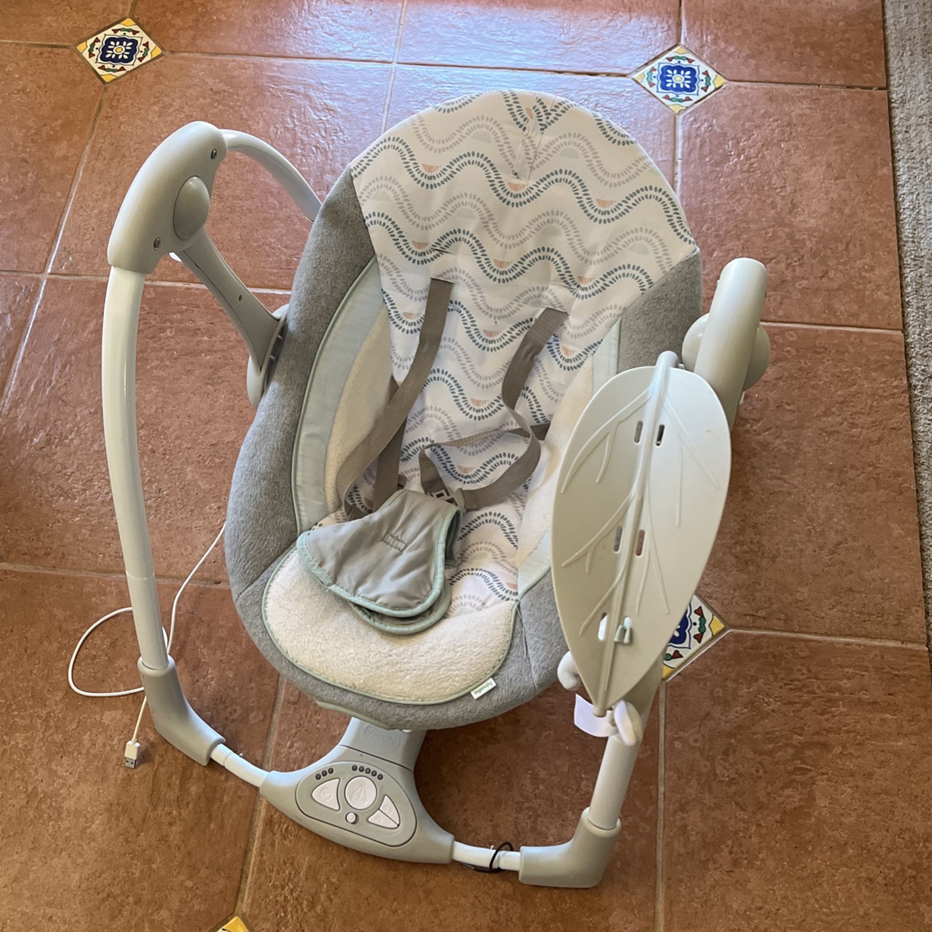 Compact baby swing