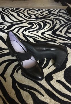 Heeled Mary Jane black shoes
