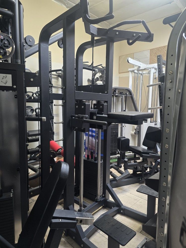 Assisted pull up / Chin up exercise fitness weight machine workout