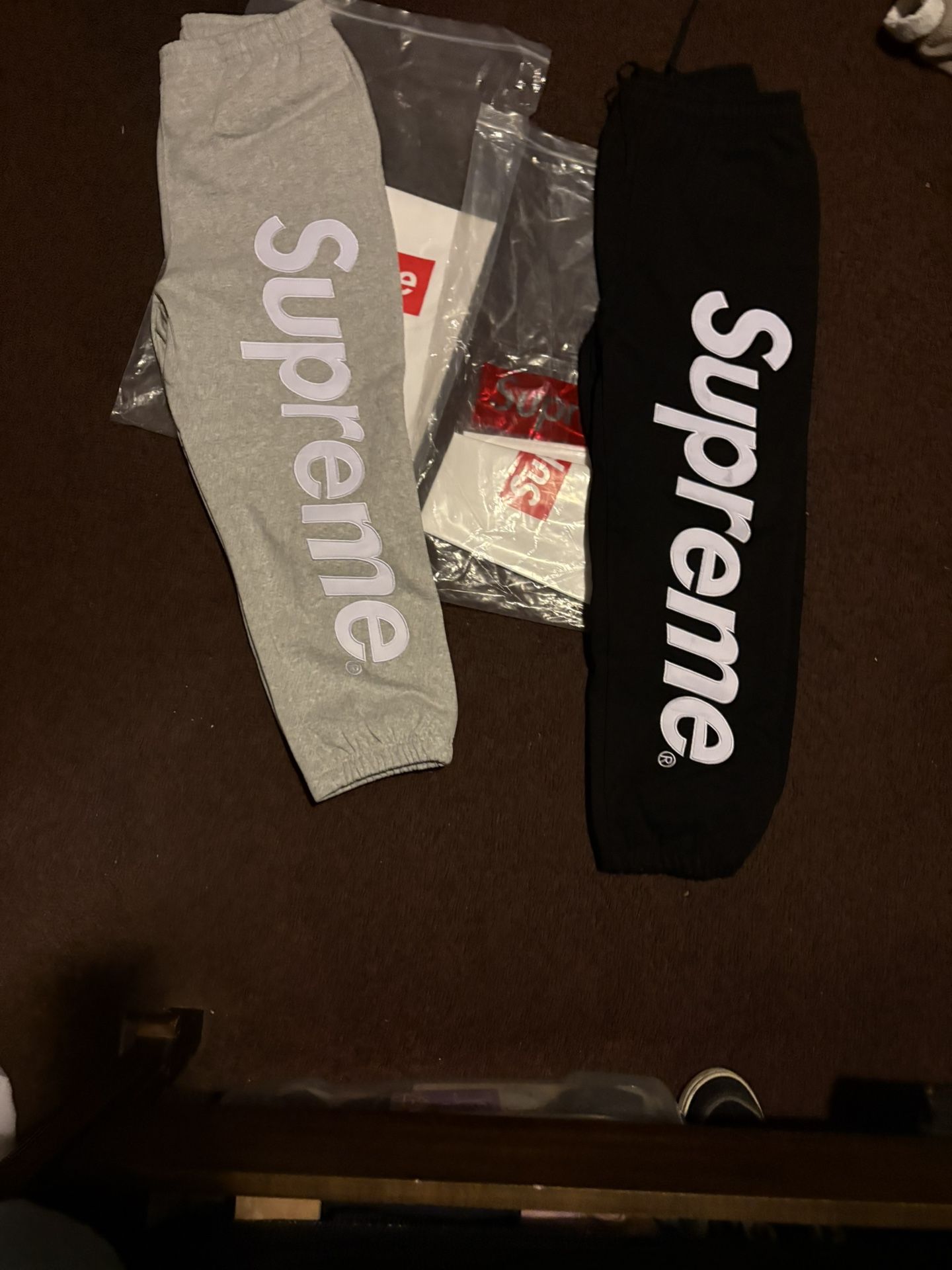 SUPREME SWEATS