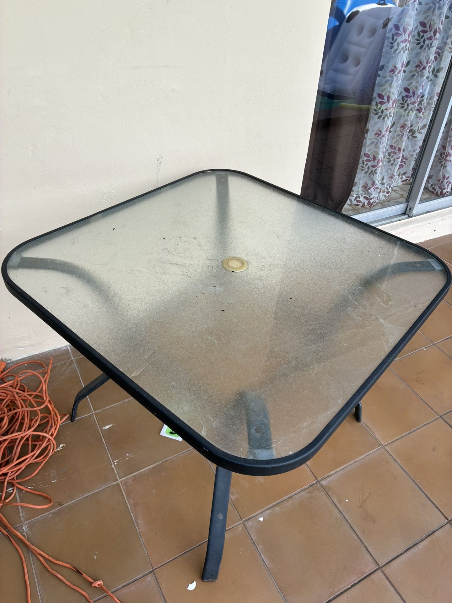 Table Glass Patio Table In Excellent Condition