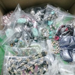 Over 700 Pieces Of Vintage & Newer Costume Jewelry / All In Good Condition