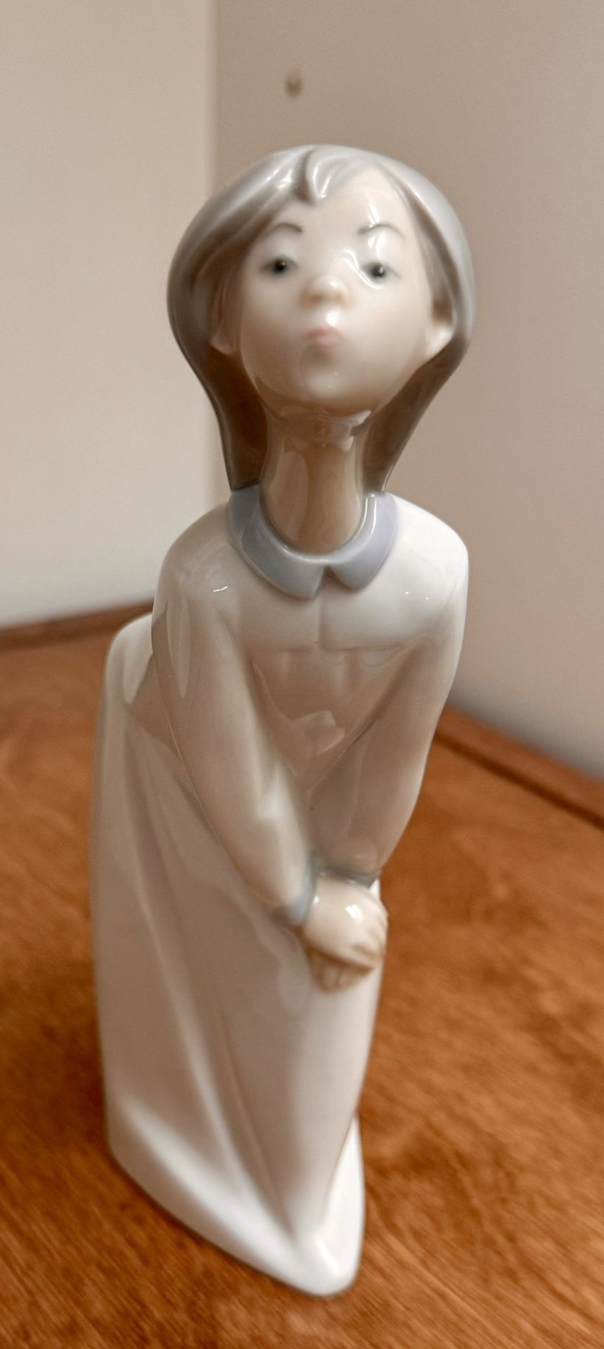 GIRL KISSING Lladro 4873