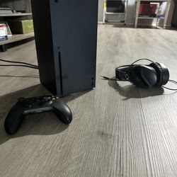 Xbox series X with wireless controller and turtle beach headset 