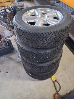 Chevrolet rims 6 lugs brand new tire never been on the road rims and good condition