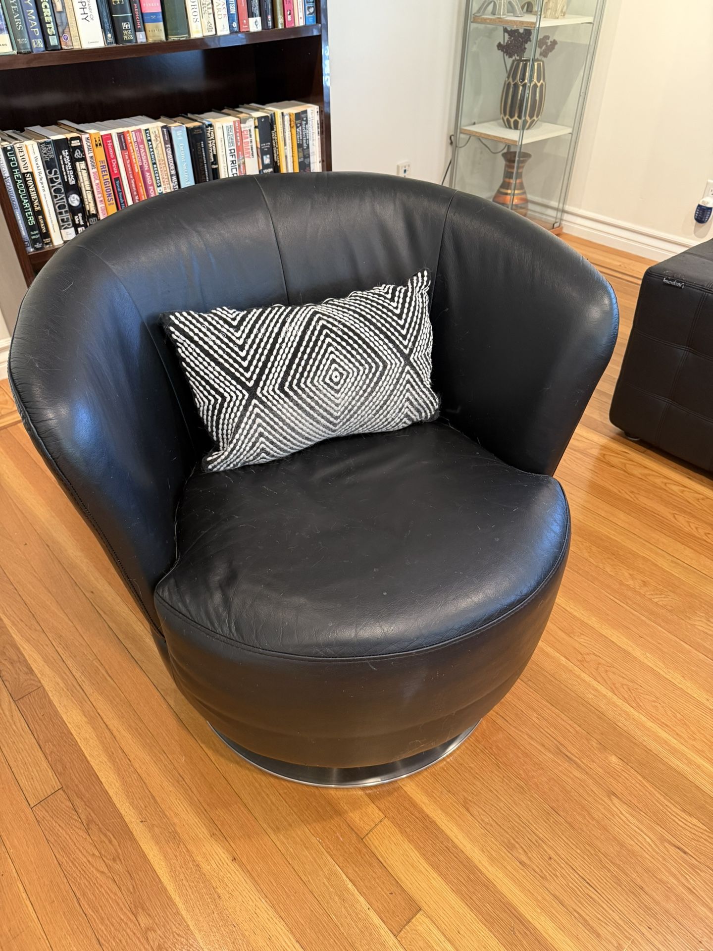LUXURY LEATHER CHAIR