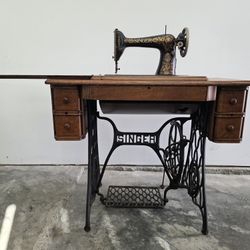1918 Singer Sewing Machine Model 66