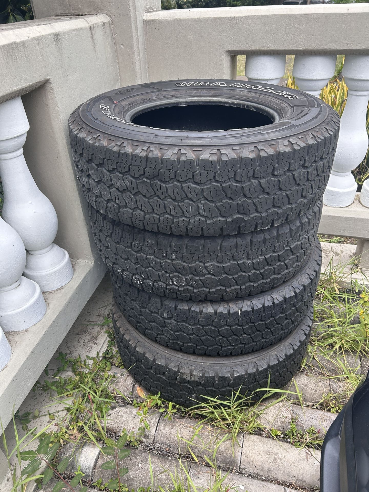 275/70r18 Goodyear Wrangler AT