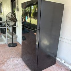 Broken Outdoor Fridge / Free / Gratis