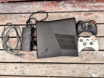 Xbox 360 Slim Bundle - 2 Controllers & Wires - Tested