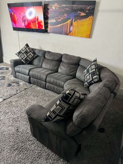 * Like New * Ashley Furniture 6pc modular electric reclining sectional ( FREE DELIVERY)