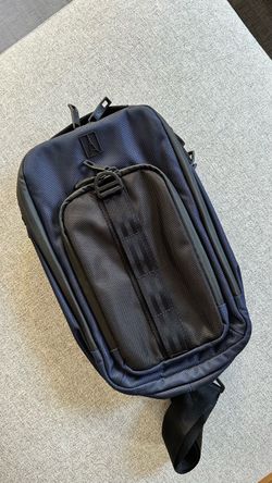 Travelpro Altitude Crossbody 6L
