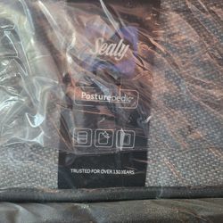 New QUEEN SIZE SEALY POSTERPEDIC MATTRESS