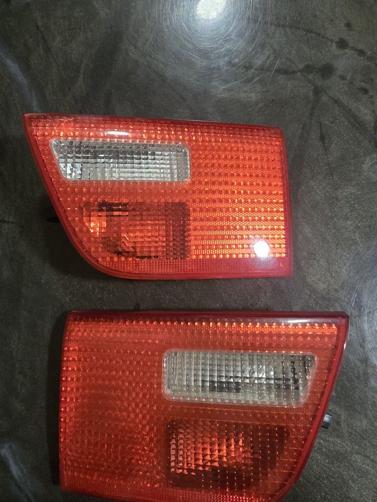 2000-2003 BMW X5 INNER TAIL LIGHT LEFT AND RIGHT SIDES FA TORY OEM