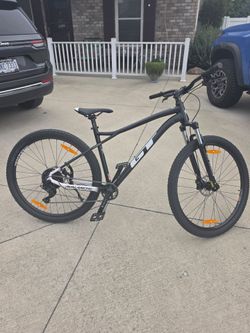 GT Avalanche Elite trail bike. With lights and chain lock.