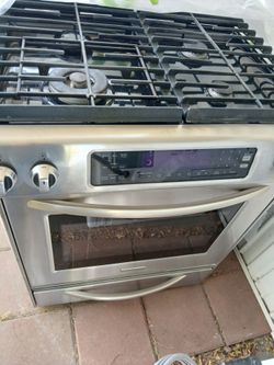 Kitchen Stove, (Kitchenaid)