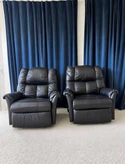 2 Matching recliners