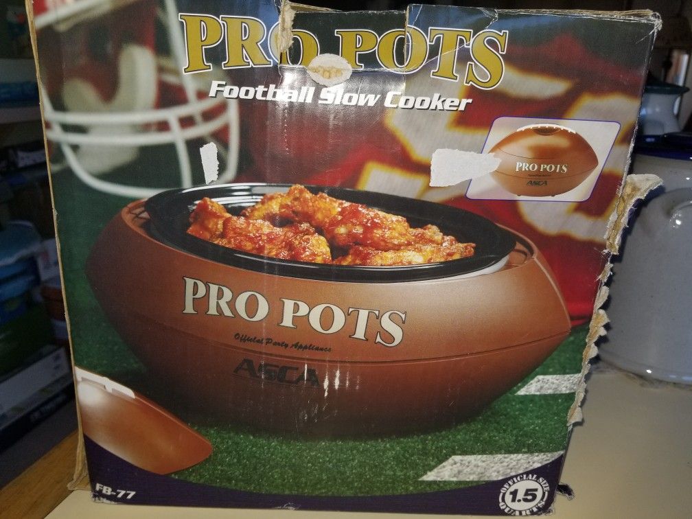 NEW IN BOX PRO POTS FB77 FOOTBALL SLOW COOKER BOX NOT IN GOOD SHAPE ITEM IS NEW. PICK UP MIDDLEBORO ONLY FINAL SALE