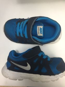 Toddler Nike tennis shoes size 8