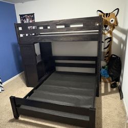 Bunk bed (mattress included)