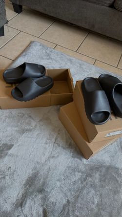BLACK YEEZY SLIDES