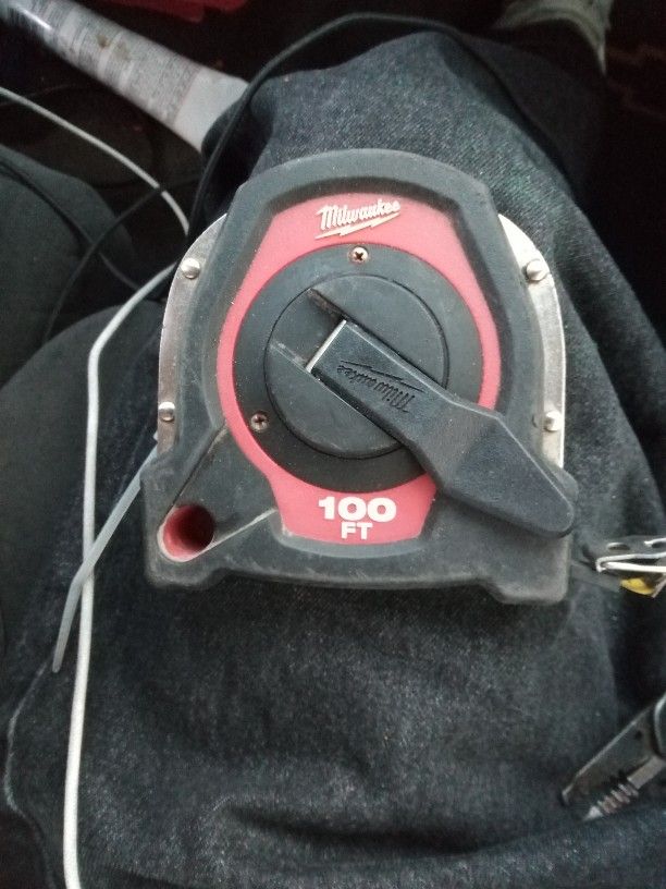 Milwaukee 100 Ft Measuring Tape